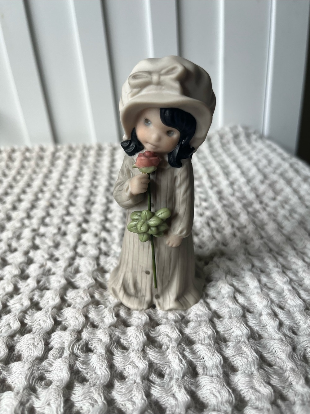 Vintage 1996 porcelain figurine “PRETTY AS A PICTURE” by Kim Anderson # 203